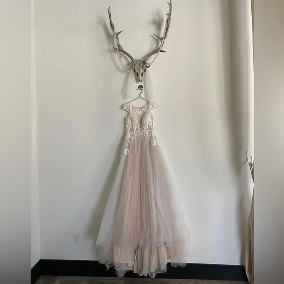 GALINA SIGNATURE
illusion plunge lace appliqued wedding dress - Picture 1 of 8